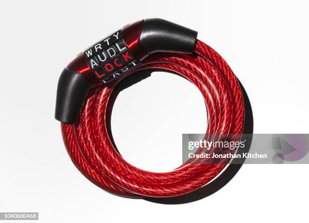 a red bike lock - fahrradschloss stock-fotos und bilder