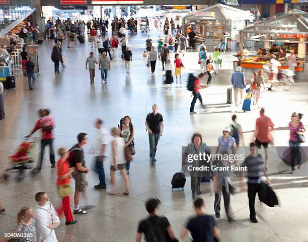 travellers in train station - menschenmenge von oben stock-fotos und bilder