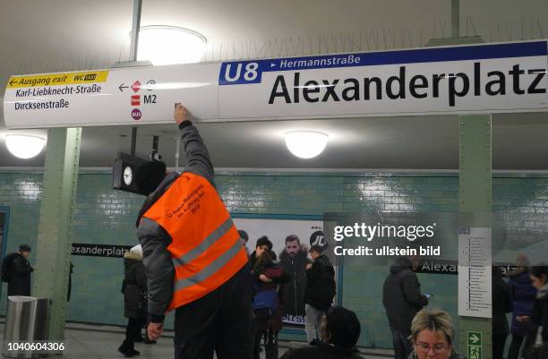 Reinigungs-Aktion im Auftrag der BVG U8-Bahnsteig Alexanderplatz.