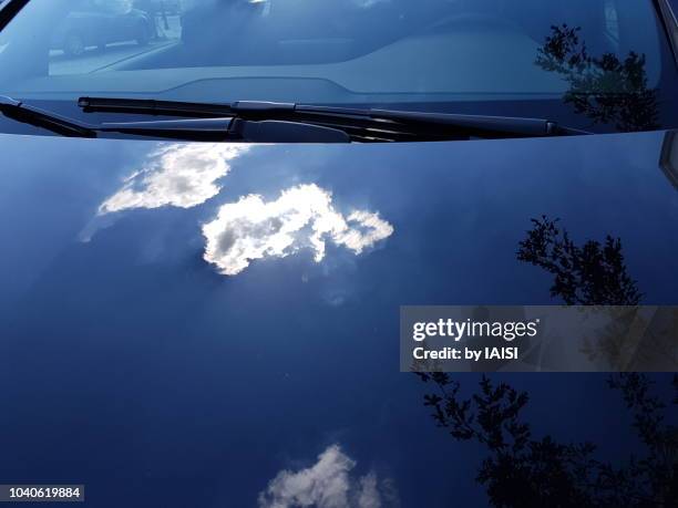 reflexion of bright clouds on car hood - motorhaube stock-fotos und bilder