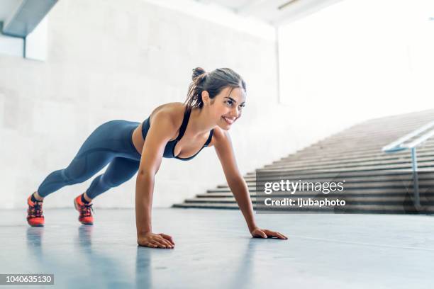 sin necesidad de un gimnasio - female backside fotografías e imágenes de stock