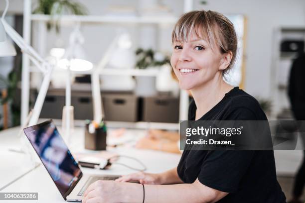 portret van grafisch ontwerper in scandinavië, die op laptop werkt. - beroep stockfoto's en -beelden