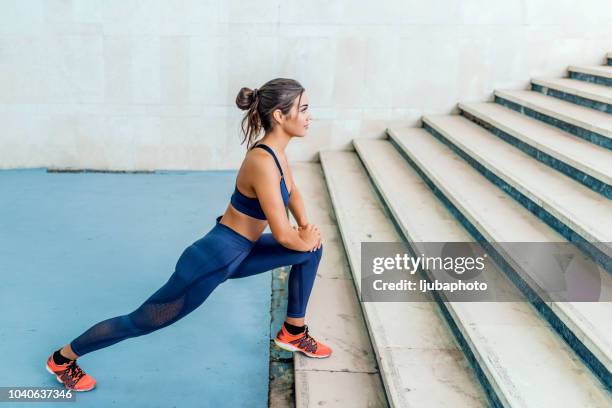 ze maakt fitness een manier van leven - woman legs stockfoto's en -beelden