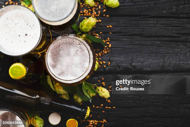 bier in een glas met groene hop en ruimte voor tekst. bovenaanzicht - fotoshop stockfoto's en -beelden