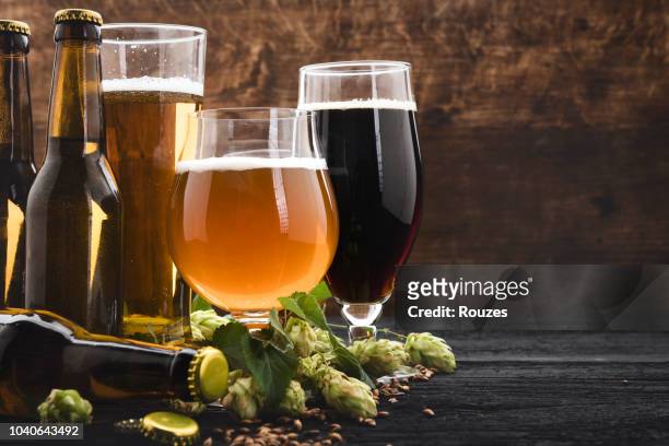glazen bier met groene hop en tarwe - beer bottles stockfoto's en -beelden