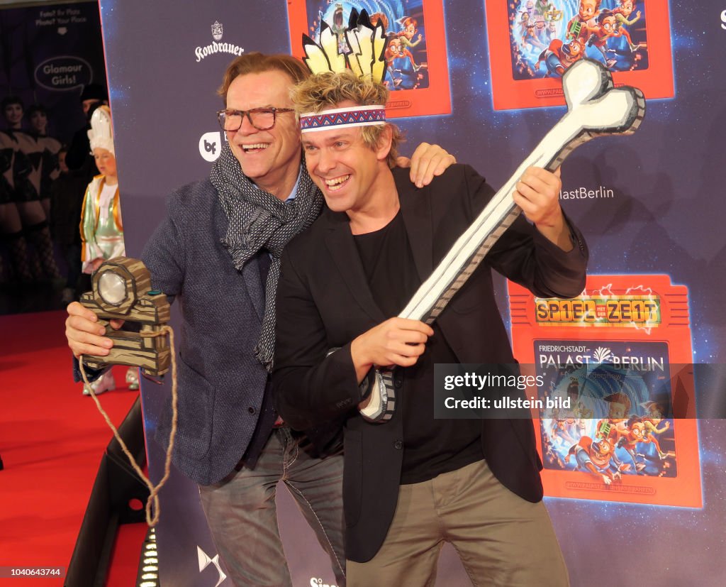 Moderator Wolfgang Lippert und Comedian Sascha Grammel vl aufgenommen bei der Premiere der Kinderrevue Spiel mit der Zeit im Friedrichstadt-Palast in Berlin Mitte