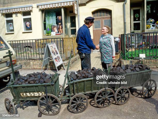 Dienstleister Thorsten S. Liefert mit seinem nostalgischen Handwagengespann Briketts vom Kohleladeplatz an private Haushalte aus