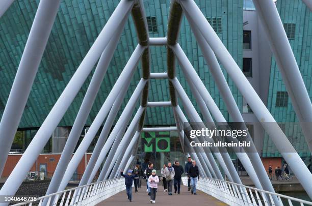 Fussgaengerbruecke, Nemo Science Center, Oosterdok, Amsterdam, Niederlande