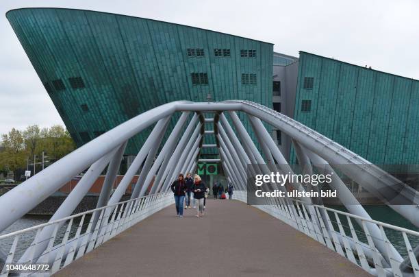 Fussgaengerbruecke, Nemo Science Center, Oosterdok, Amsterdam, Niederlande