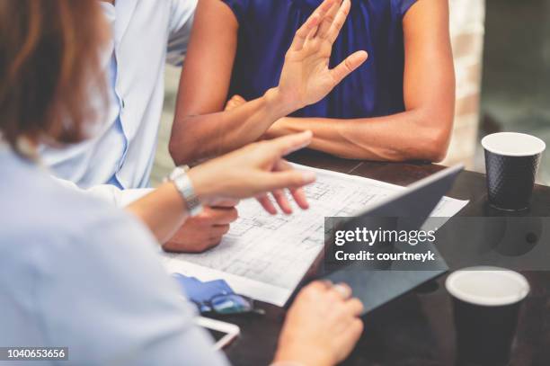 paar met een zakelijke bijeenkomst met een architect of een vastgoedmakelaar. - asian couple arguing stockfoto's en -beelden