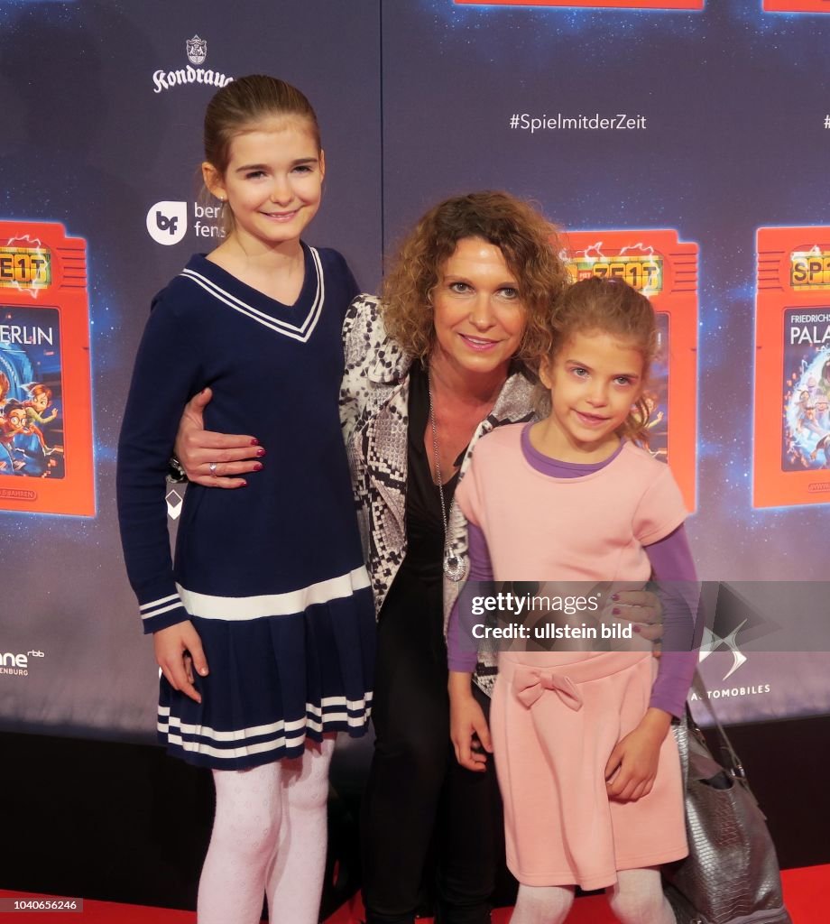 Schauspielerin Heike Kloss und ihre Töchter Oliviabei und Magda aufgenommen bei der Premiere der Kinderrevue Spiel mit der Zeit im Friedrichstadt-Palast in Berlin Mitte