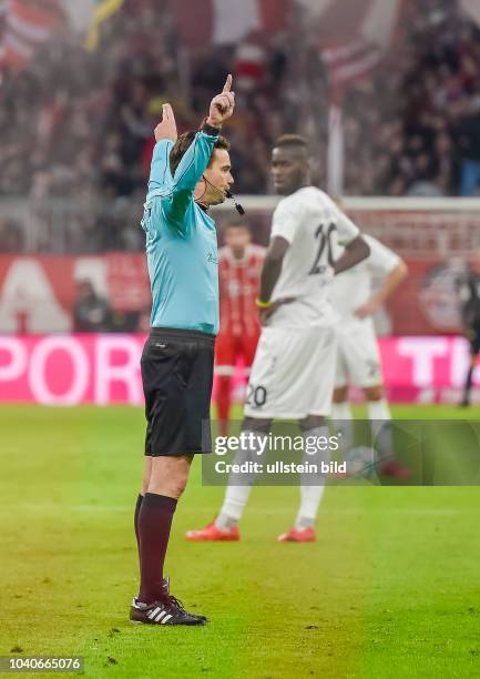 Schiedsrichter Guido Winkmann zeigt das Zeichen fuer den Videobeweis und laesst das TOr von Robert Lewandowski nicht gelten waehrend dem Fussball...