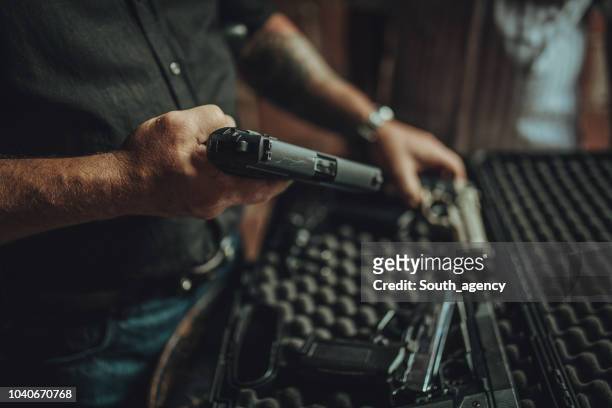 kauf einer pistole auf schwarzmarkt - mafia stock-fotos und bilder