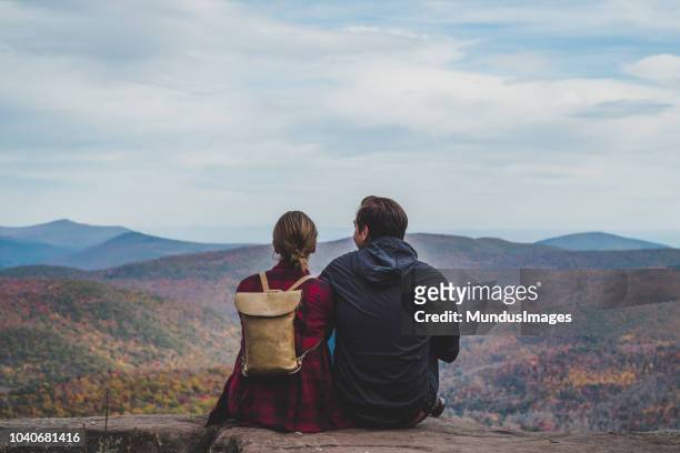 een jonge paar ontspannen in de natuur in de herfst - camping couple stockfoto's en -beelden