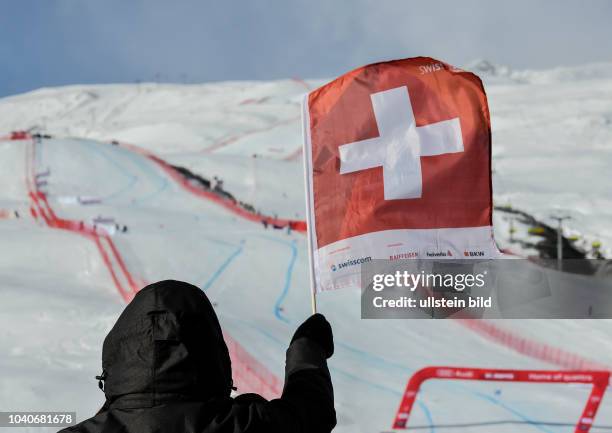 Eine Zuschauerin schwenkt eine Schweizer Flagge, waehrend dem FIS Super-G Weltcup der Frauen, am 09. Dezember 2017 in Sankt Moritz.