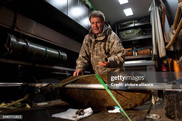 Domb Diffusing 46 Diffusing Bomb Stock Photos, High-Res Pictures, and Images - Getty ...