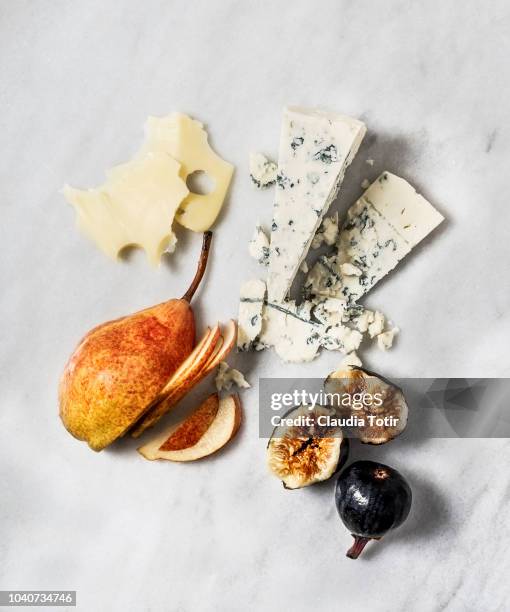 cheese board - blauschimmelkäse stock-fotos und bilder
