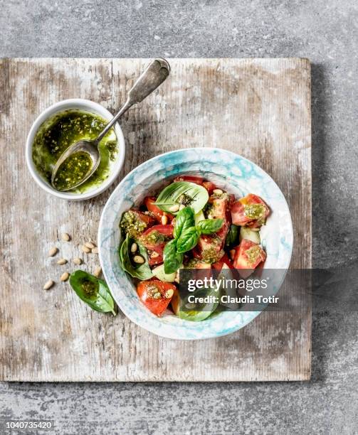 tomato and cucumber salad - tillbehörssallad bildbanksfoton och bilder