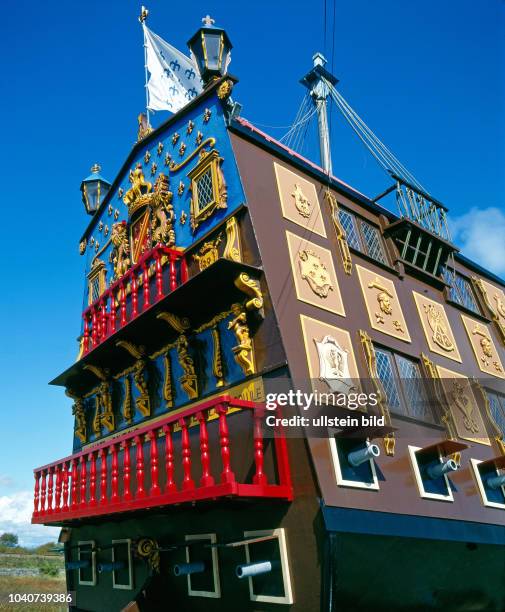 Die Galeone von Plouharnel, das Museumsschiff 'Le Galion', die moderne Nachbildung eines Segelschiffes des 18. Jahrhunderts, liegt am Ufer der...