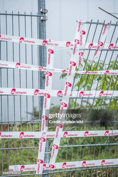 Germany Deutschland Berlin Der Zaun um eine Halle von Air Berlin am Saatwinkler Damm ist mit Klebeband der Airline ausgebessert. Die Fluggesellschaft...