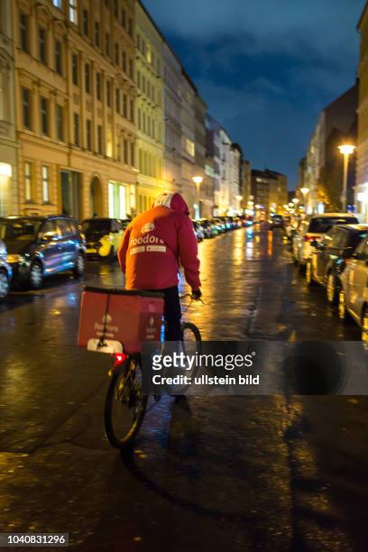 Germany Deutschland Berlin Fahrradkuriere von Foodora protestieren vor ihrer Verteilungszentrale in der Ackerstrasse gegen schlechte...