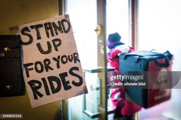 Germany Deutschland Berlin Fahrradkuriere von Foodora protestieren vor ihrer Verteilungszentrale in der Ackerstrasse gegen schlechte...