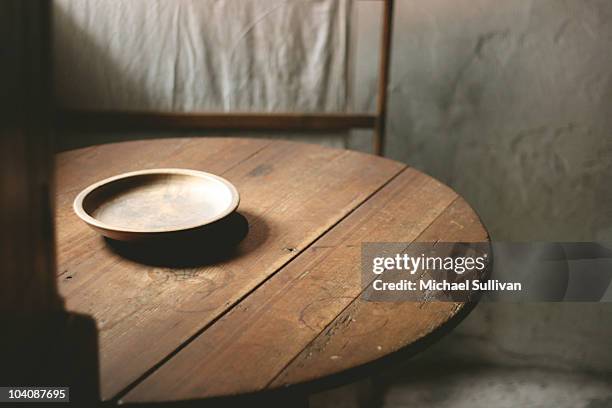 old kitchen table - empty table stock-fotos und bilder