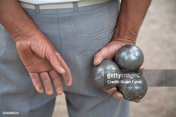 older man holding balls boules for game. - 地擲球 個照片及圖片檔