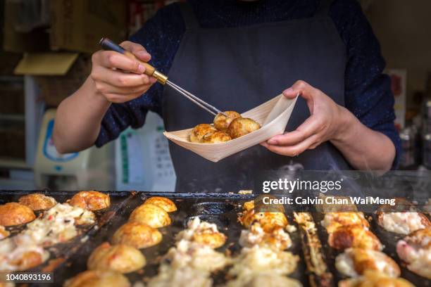 cooking takoyaki on hot pan - osaka prefecture 個照片及圖片檔