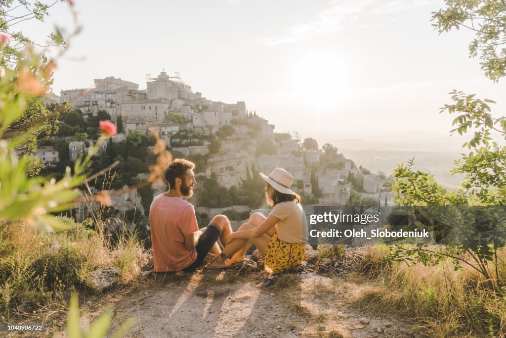 Mujer y hombre buscando en el mirador del pueblo de Gordes en Provenza