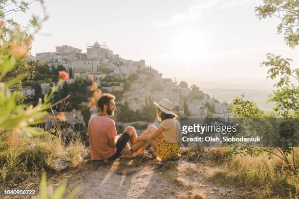 donna e uomo che guardano la vista panoramica del villaggio di gordes in provenza - scena rurale foto e immagini stock