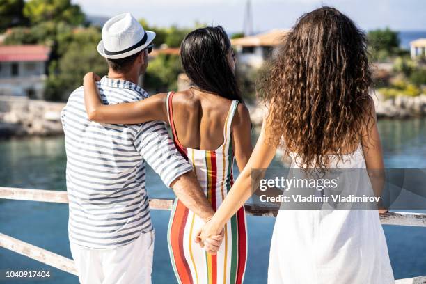 triangle amoureux au cours de l’été vacaitons - polyamour photos et images de collection