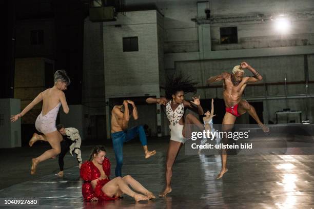 Volksbuehne Berlin, Tempelhof Hangar 5. Titel: 10000 Gesten. Teil von "A Dancers Day". Choreografie: Boris Charmatz, Musee de la danse. UA : 14.09.17...