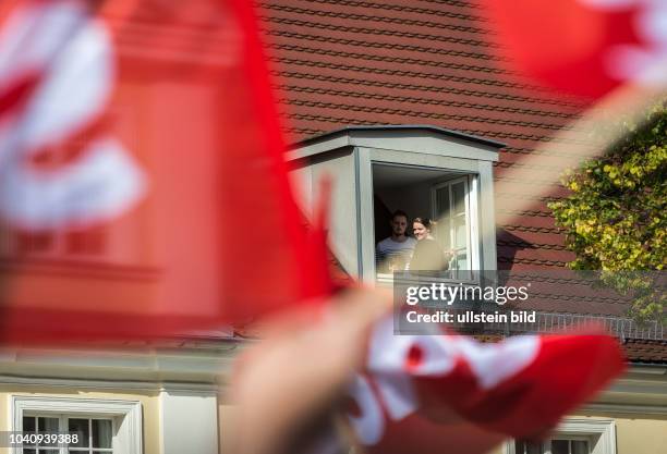 Germany Deutschland Berlin Wahlkampfauftritt des SPD Kanzlerkandidaten Martin Schulz. Familie schaut auf die Wahlveranstaltung aus dem Fenster ihrer...