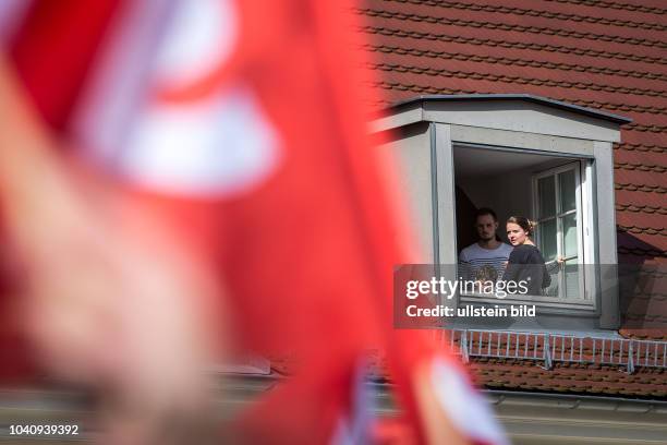 Germany Deutschland Berlin Wahlkampfauftritt des SPD Kanzlerkandidaten Martin Schulz. Familie schaut auf die Wahlveranstaltung aus dem Fenster ihrer...