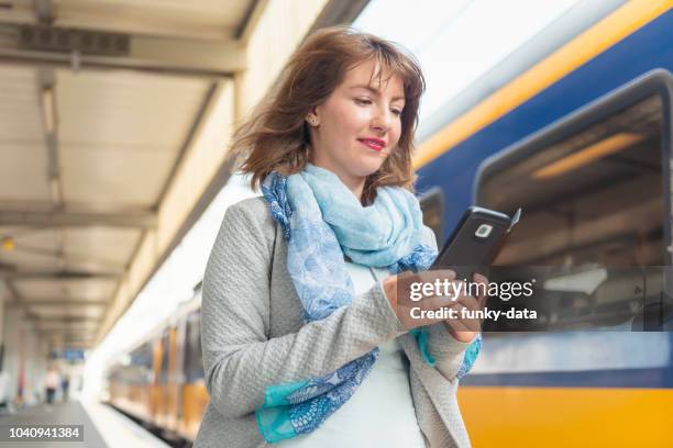 controlar los horarios de tren - trein nederland fotografías e imágenes de stock