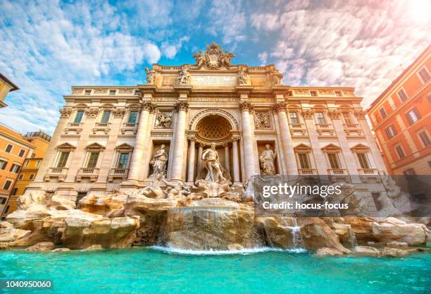 famosa fuente de trevi roma - fuente estructura creada por el hombre fotografías e imágenes de stock