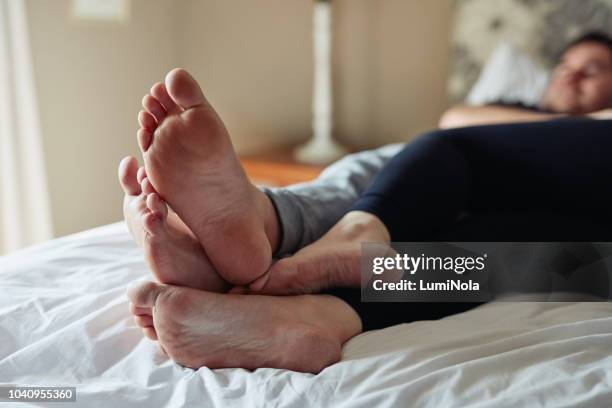 het is zondag, liggen en een belasting opstijgen - voetzool stockfoto's en -beelden