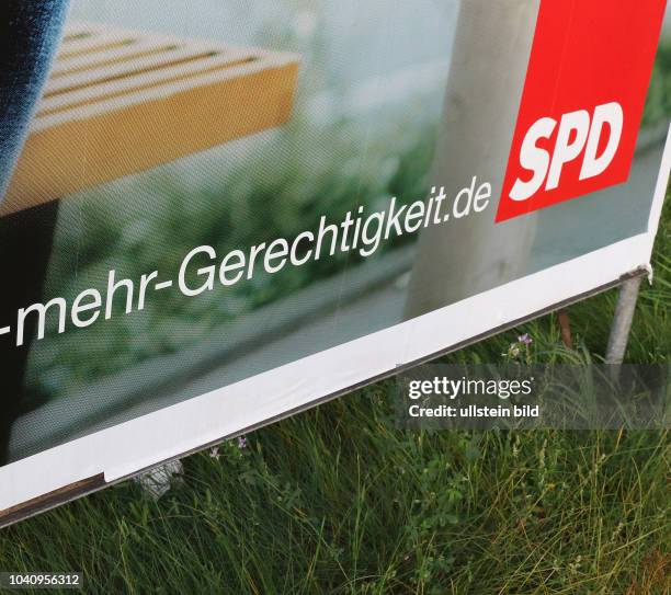 Wahlplakate zur Bundestagswahl 2017 in Berlin am Wahlplakat der SPD mit dem Slogan: Zum Land der Dichter und Denker passt eine Politik, die in Ideen...