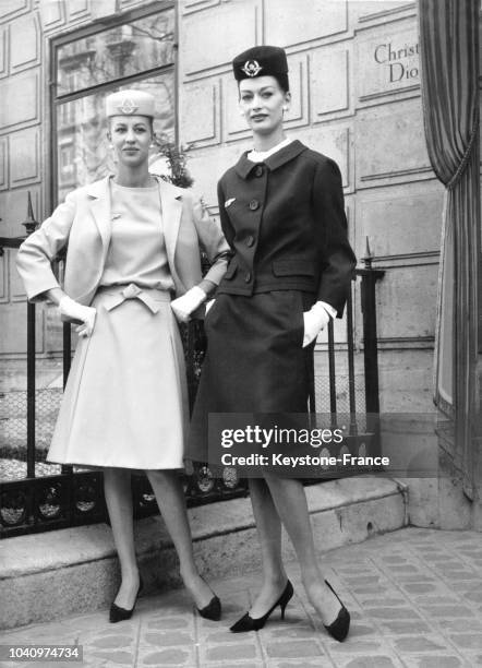 Deux hôtesses présentent les nouveaux uniformes de la compagnie aérienne Air France créés par le couturier Marc Bohan de la Maison Christian Dior : à...