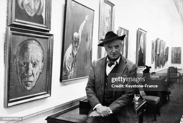 Cecil Beaton dans la galerie exposant ses peintures, dont un portrait de Picasso, à Londres, Royaume-Uni, le 26 janvier 1966.