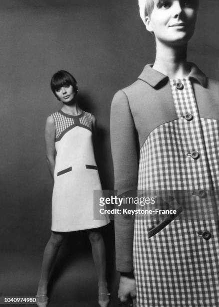 Mannequins présentant deux modèles Fouks de la Collection Printemps/Eté 1966 : une robe bicolore en lainage à carreaux rouges et un manteau assorti,...