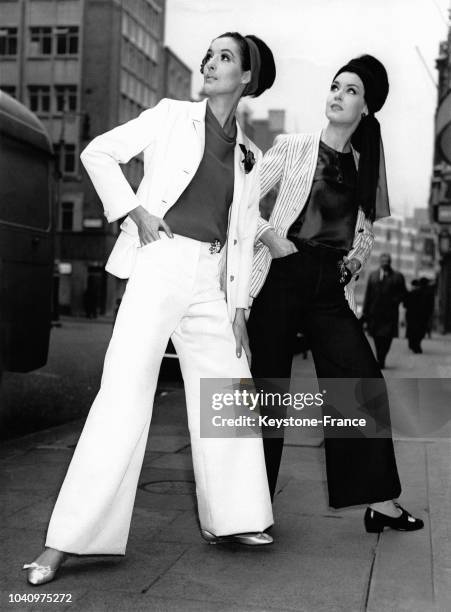 Mannequins portant des modèles Christian Dior de la Collection Printemps/Eté 1964 : 'Sporting', un pantalon rose avec une veste et une blouse de soie...