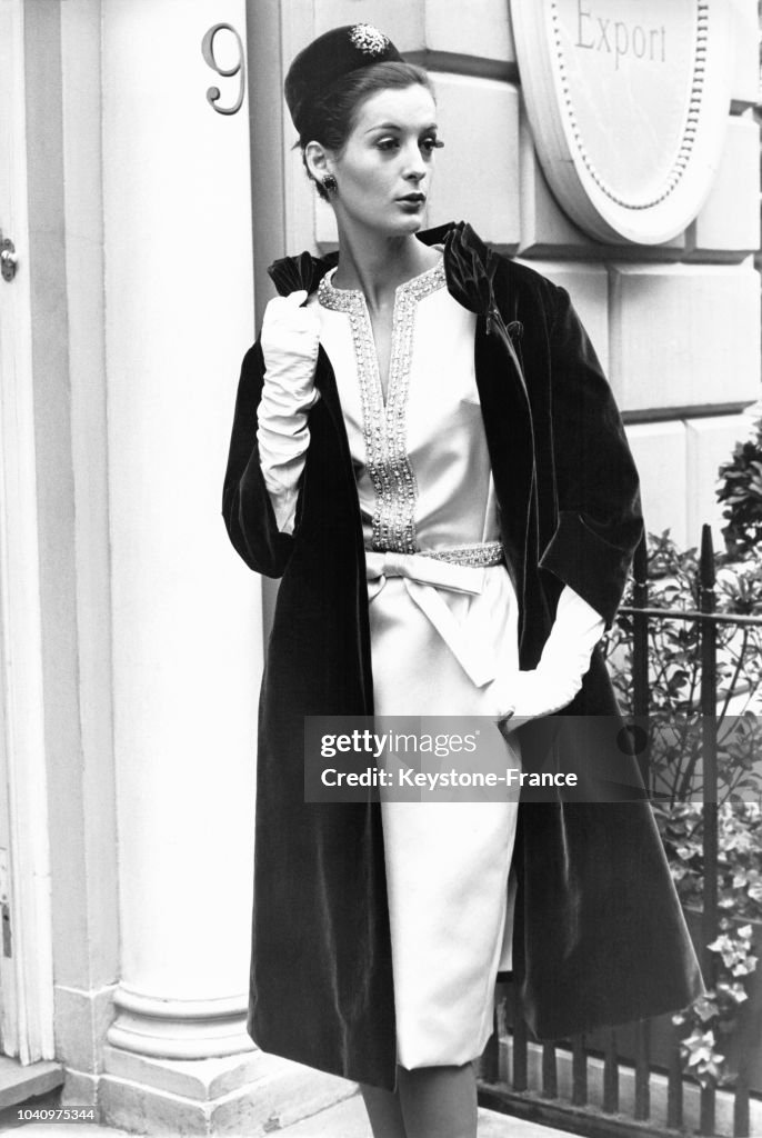Mannequin présentant un modèle Christian Dior de la Collection... News ...