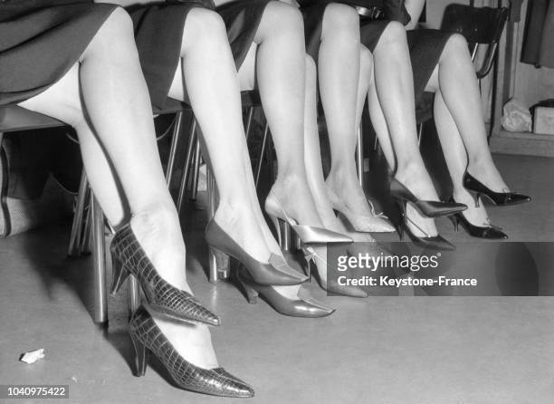 Présentation des modèles de chaussures créés par Roger Vivier pour Christian Dior pour la Collection Automne/Hiver 1961 : en crocodile souple,...