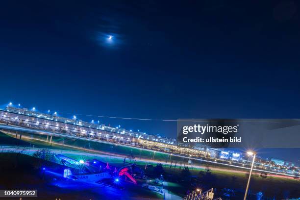 Lichtspur am Himmel ueber der Suedstartbahn und dem Frachtterminal am Franz Josef Strauss Flughafen vom Besucherhuegel aus, bei Nacht, am 26. Oktober...