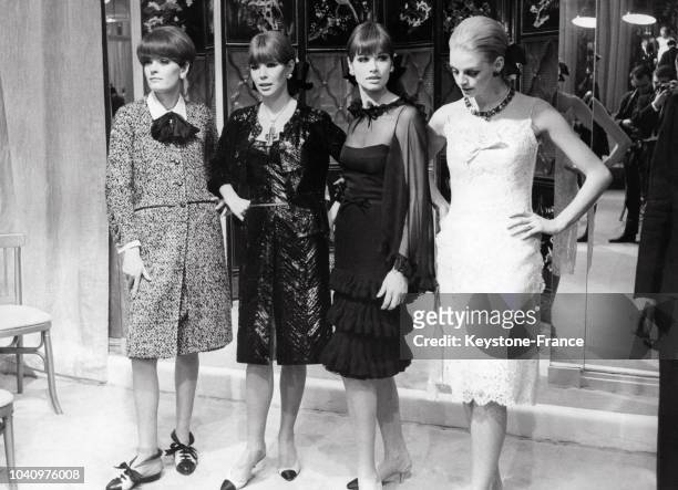 Mannequins présentant des modèles Chanel de la Collection Printemps/Eté 1966 : une blouse de piqué blanc à col Claudine à chou de crèpe noir sur un...
