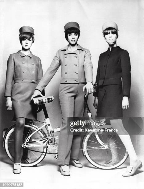 Mannequins portant des modèles 'Groom': blouson et jupe en lainage rouge, veste et pantalon de gabardine ciel, veste et jupe en lainage rouge, en...