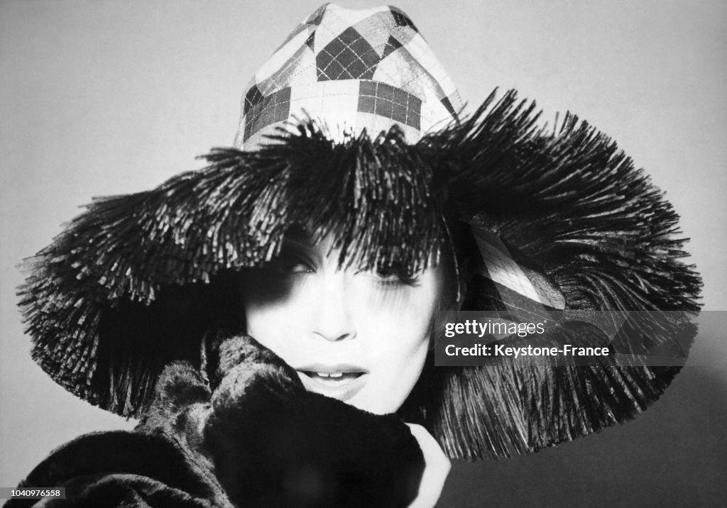 Le mannequin Capucine porte un chapeau Jacques Heim-Svend