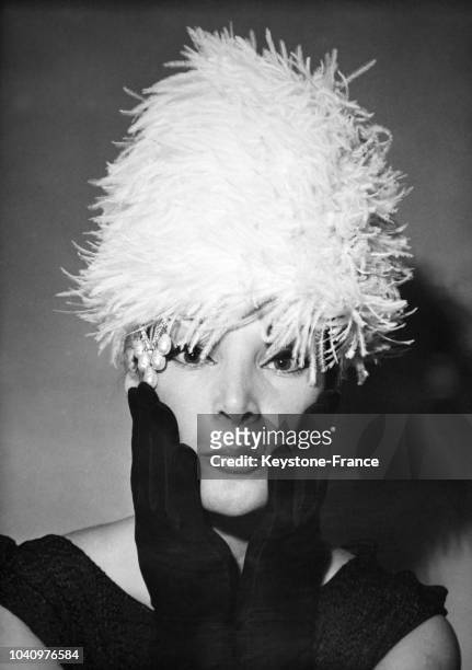 Le modèle Lucky porte un chapeau dessiné par la créatrice Rose Valois et intitulé 'Mozart', composé de plumes d'autruche blanches et de perles, le 22...